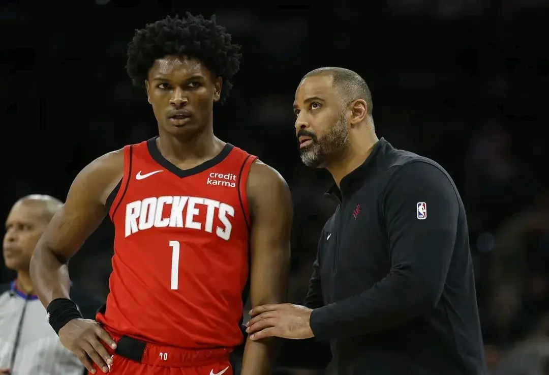 中闪着赞许 中闪着赞许