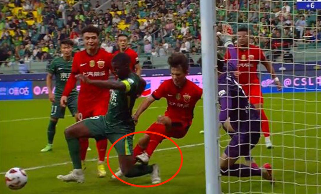 北京国安坐, 地倒在禁区, 两队的替补